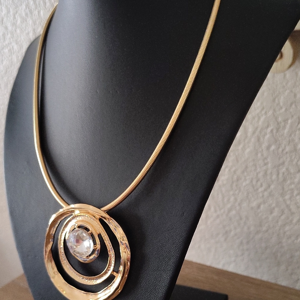 Elegant Gold Necklace with Crystal Pendant